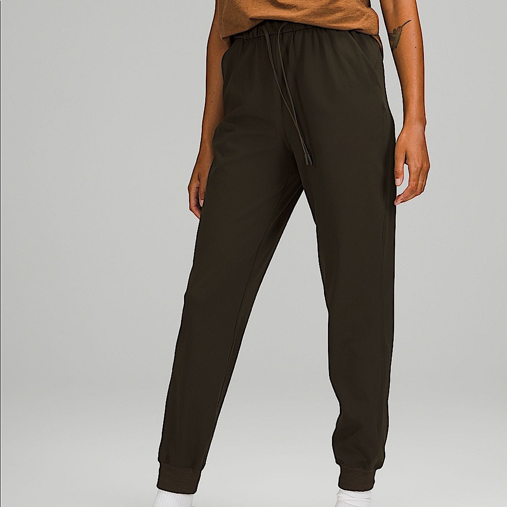 Lululemon on the fly jogger *woven NWT